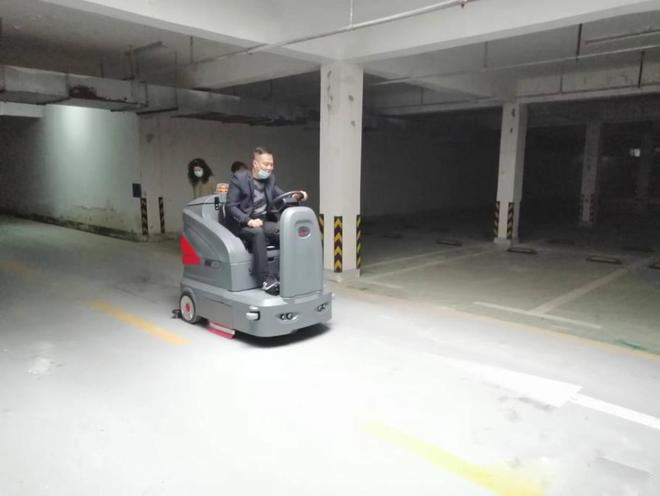 东莞小区物业保洁不用人力改用驾驶式洗地机了